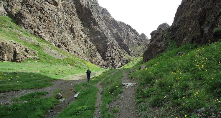 Person, die durch einen zerklüfteten Canyon-Pfad geht.