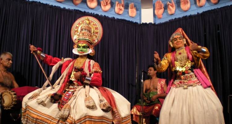 Traditionele Indiase dansvoorstelling in een zaal.