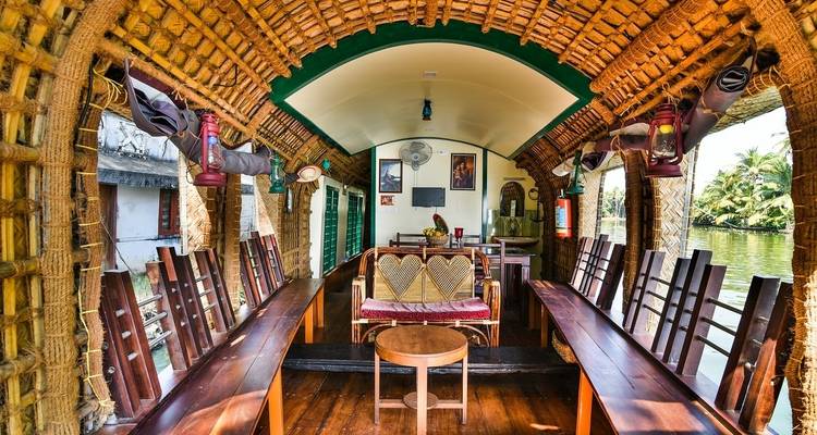 Interieur van een traditionele boot met houten banken