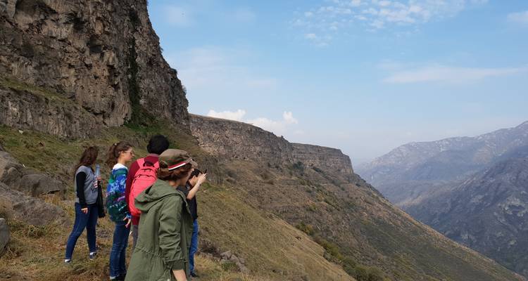 Gruppe von Menschen, die eine Grand-Canyon-Landschaft betrachten.