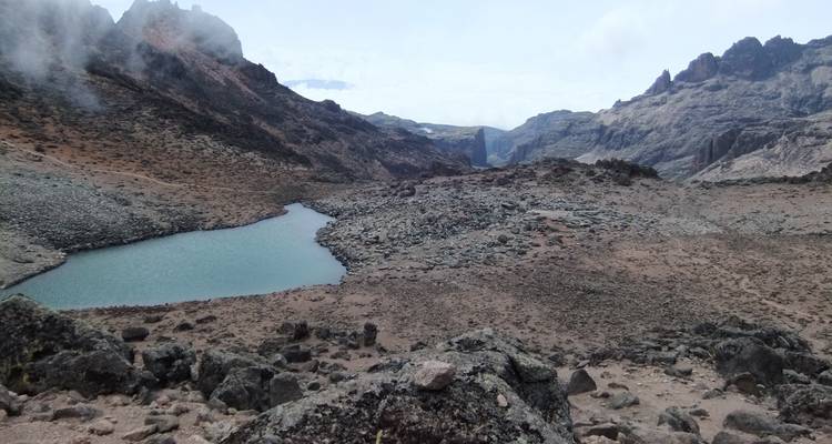 Een rotsachtig berglandschap met een serene meer.