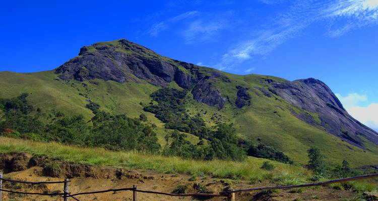 Een schilderachtig berglandschap onder een heldere blauwe hemel.
