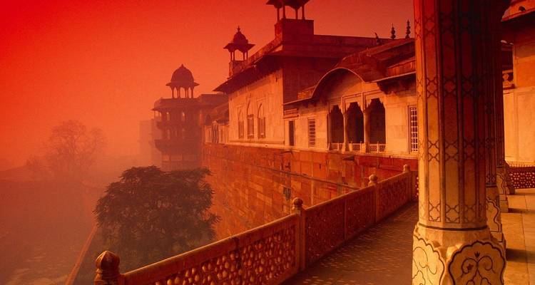 Bâtiment historique au coucher du soleil dans une teinte chaleureuse.