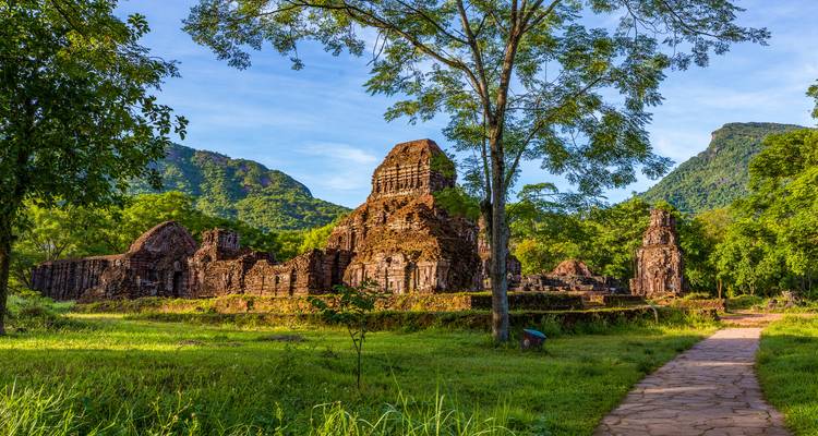Ruinas antiguas rodeadas de exuberante vegetación.