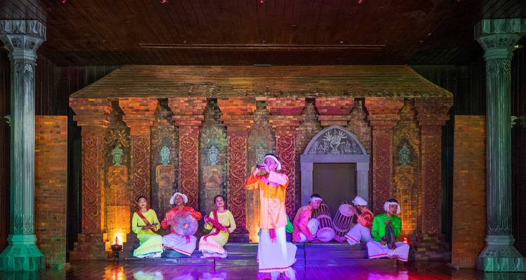 Artistas en el escenario con vestimenta tradicional.