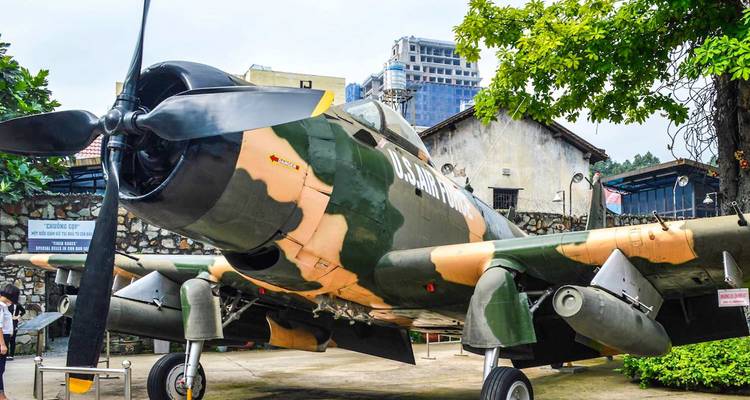 Avión militar exhibido al aire libre.