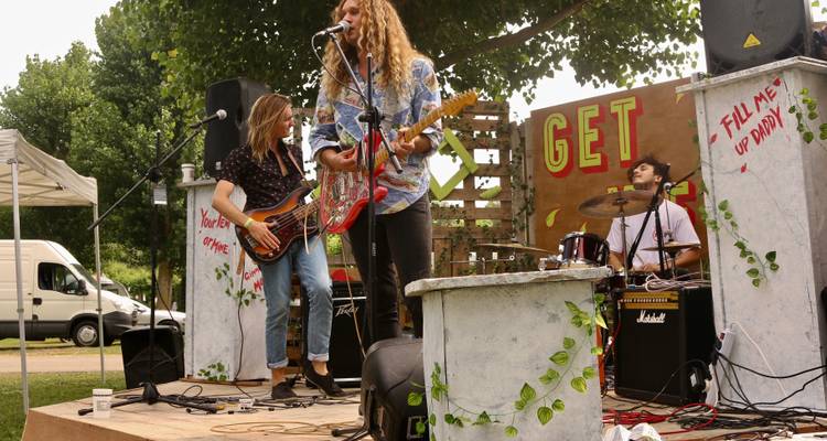 Un groupe jouant de la musique sur une scène extérieure.