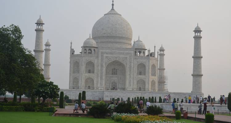 Taj Mahal met toeristen die op bezoek zijn