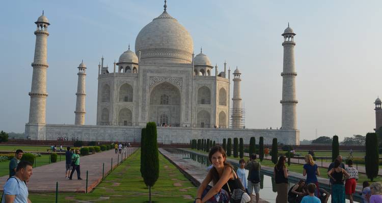 Taj Mahal met toeristen die op bezoek zijn