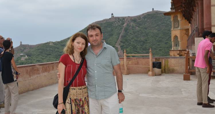 Stel met een achtergrond van fortmuren