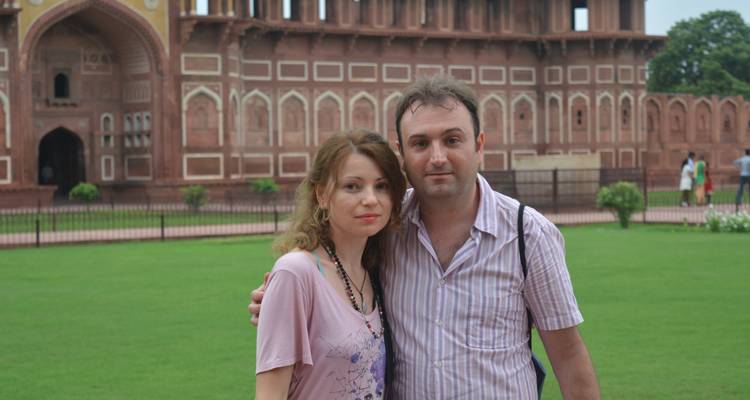 Stel poseert voor een historisch gebouw