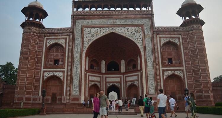 Grote poort van een historisch gebouw met bezoekers
