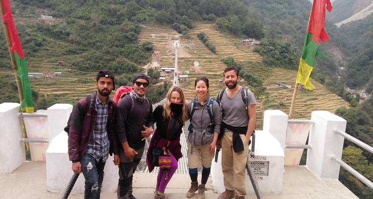 Gruppe von Freunden posiert vor Reisterrassen