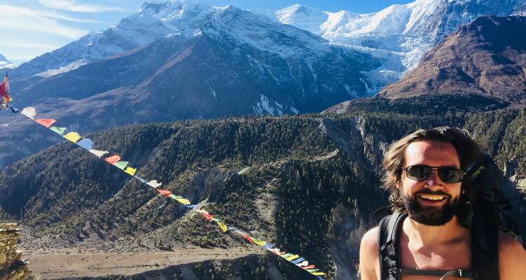Wanderer mit Bergen und Gebetsfahnen