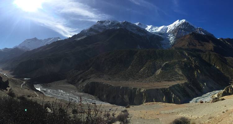 Gebirgszug mit einem sonnenbeschienenen Tal