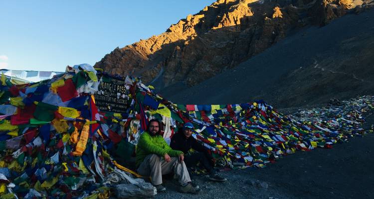 Menschen mit Gebetsfahnen an einem Gebirgspass