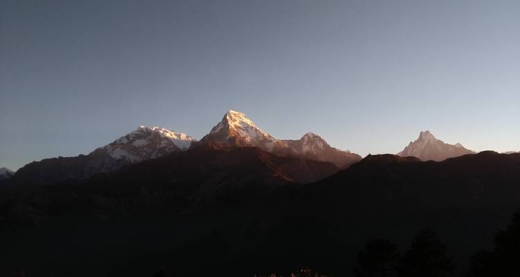 Bergspitzen bei Sonnenaufgang