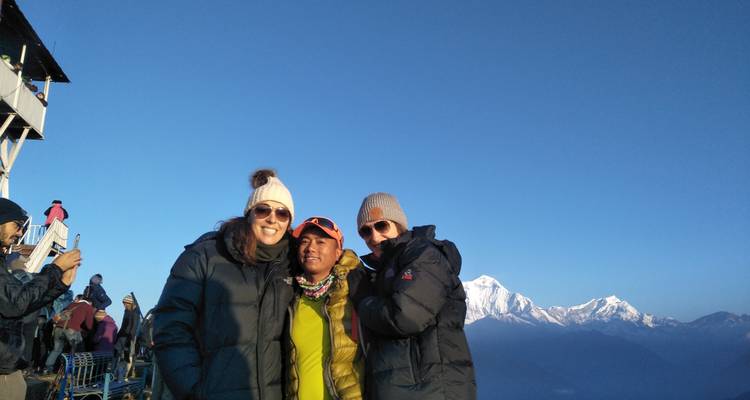 "Gruppe von Menschen mit Bergblick"