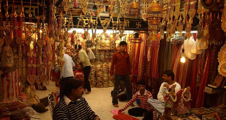 Intérieur d'un étal de marché traditionnel avec des articles décoratifs.