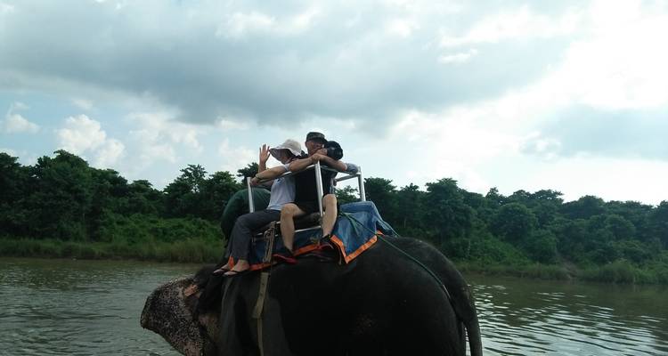 People riding an elephant through water

Dutch: Mensen die op een olifant door het water rijden