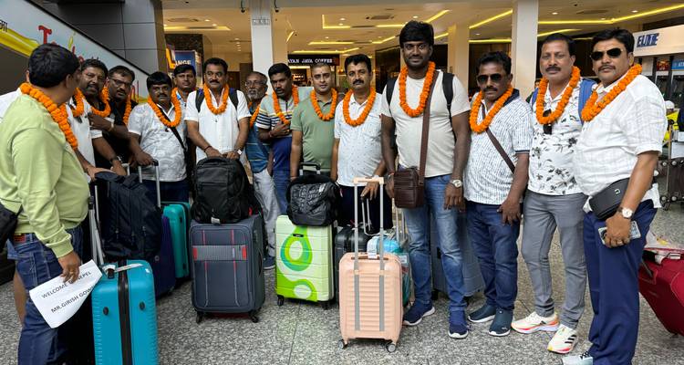 Un groupe d'hommes avec des guirlandes et des bagages.