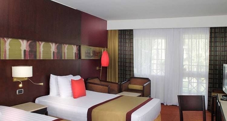 Innenraum eines modernen Hotelzimmers mit zwei Einzelbetten.