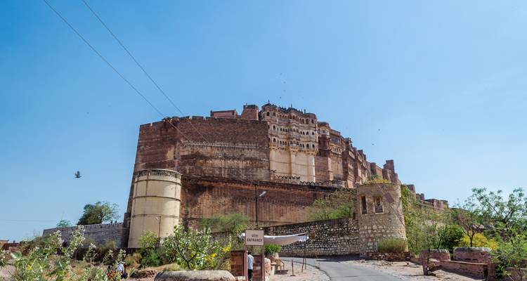 Fuerte de Mehrangarh bajo el cielo azul.