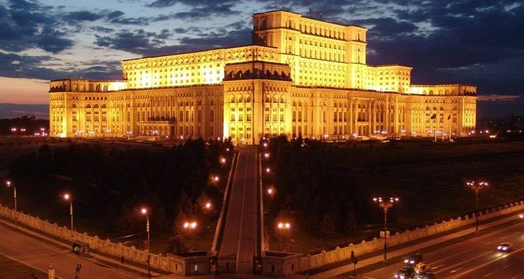 Verlicht Paleis van het Parlement 's nachts.