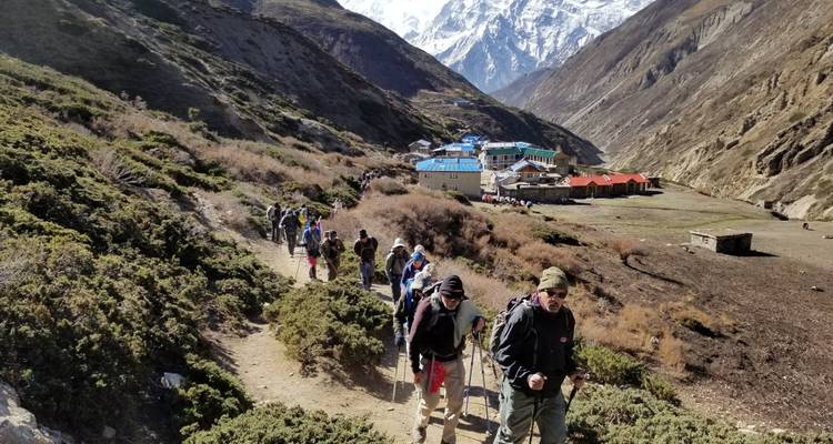 Wanderer, die einen Pfad im Himalaya hinaufsteigen