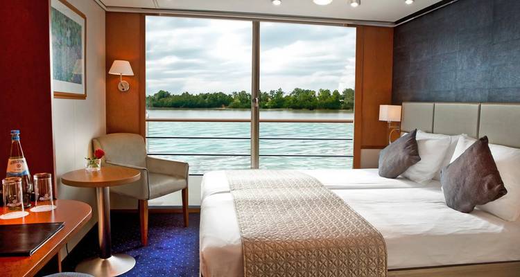 Intérieur d'une cabine de bateau de croisière fluviale avec vue.