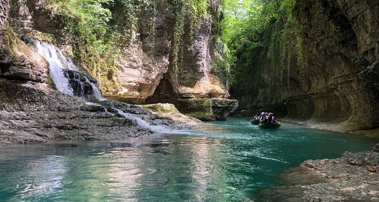 Cañón con un río y una canoa.