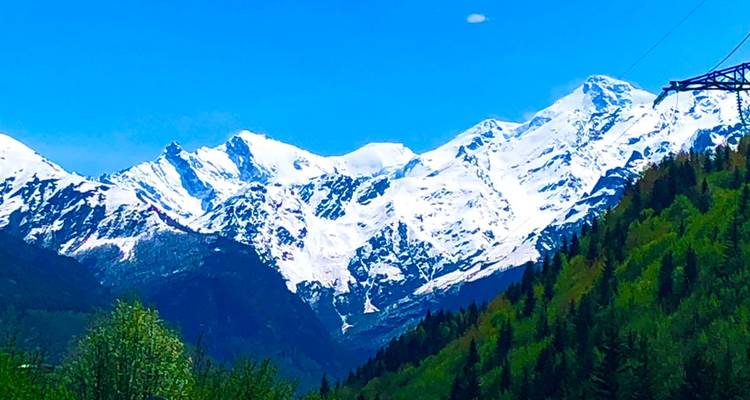 Cordillera con picos cubiertos de nieve.