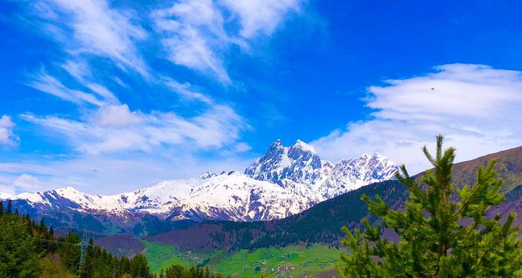 Vista panorámica de montañas nevadas y un valle.
