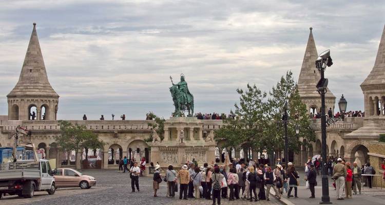 Los turistas se reunieron alrededor de la estatua ecuestre en el Bastión de los Pescadores en Budapest.