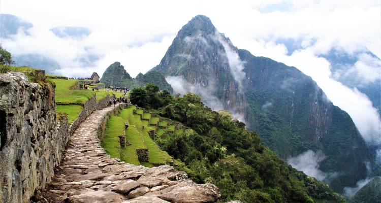 Une vue panoramique du Chemin de l'Inca avec le Machu Picchu au loin.