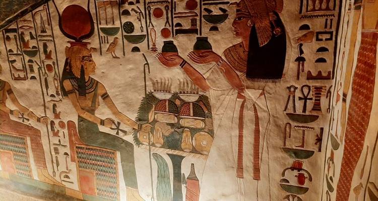 Kleurrijke en gedetailleerde muurschilderingen in een oud-Egyptische grafkamer.