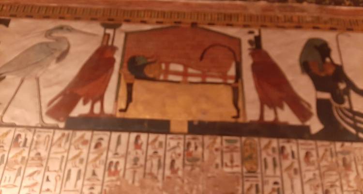 Wazige muurschildering van oude Egyptische figuren.