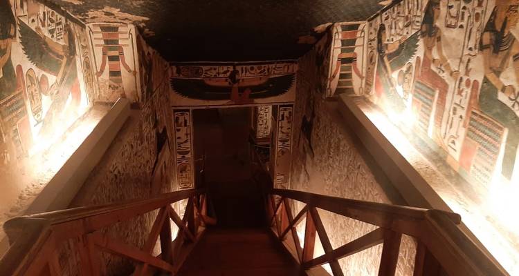 Trap in een versierde oude Egyptische tombe.