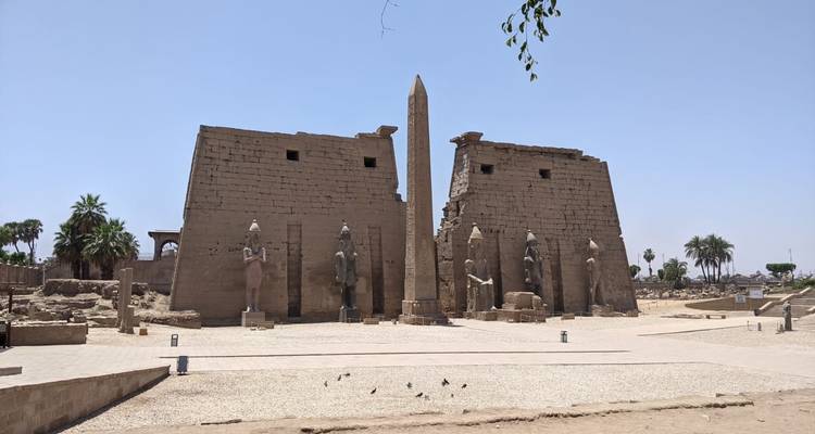 Obelisk en beelden bij de ingang van de Luxor Tempel.
