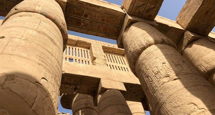 Binnen een oude Egyptische tempel met grote zuilen.