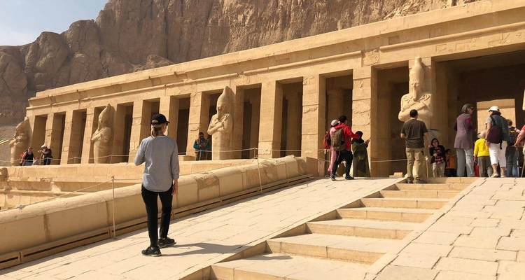 Toeristen die een oude Egyptische tempel verkennen.