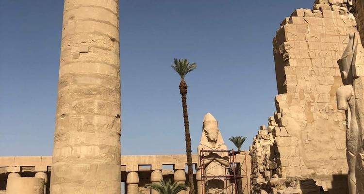 Zuilen en ruïnes van een oude tempel tegen de hemel.