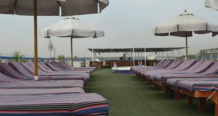 Ligbedden en parasols op een scheepsdek.