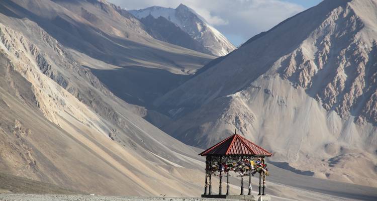 Pequeño mirador en un vasto paisaje montañoso.