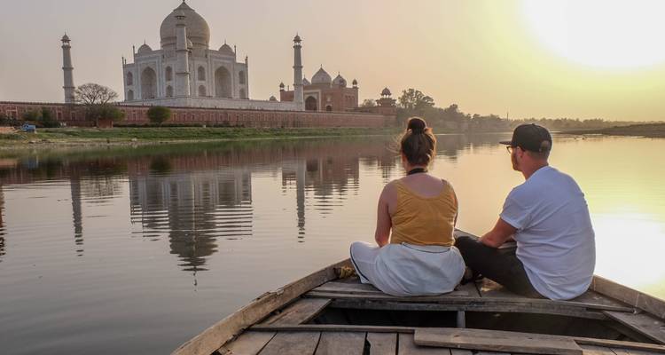 Stel zittend in een boot met de Taj Mahal op de achtergrond.