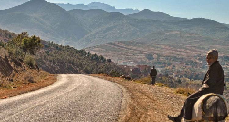 Landelijke weg met bergen en twee mensen