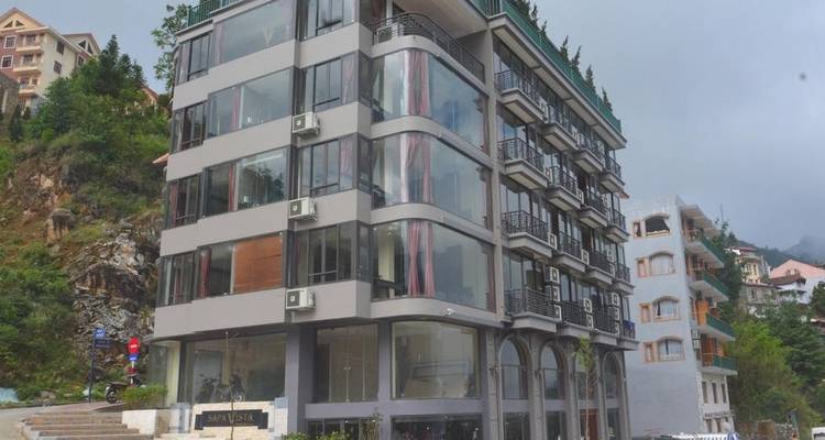 Edificio de hotel moderno con ventanas de cristal.