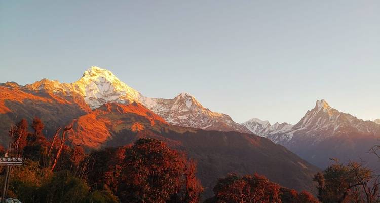 Zonsondergangzicht van met sneeuw bedekte Himalaya-bergen.