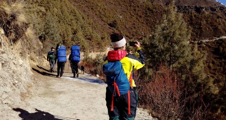 Des randonneurs marchant le long d'un sentier de montagne avec des sacs à dos.