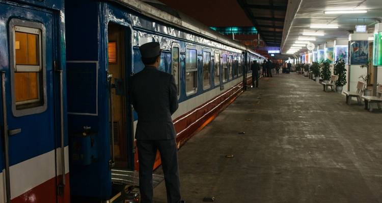 Personenzug an einem Bahnsteig am Abend.